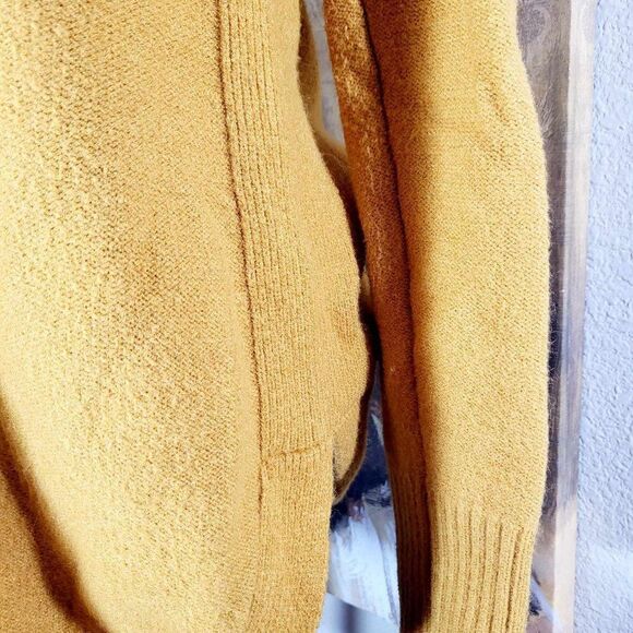 Used Anthropologie, Size Small Sweater  In good condition. - Picture 10 of 13